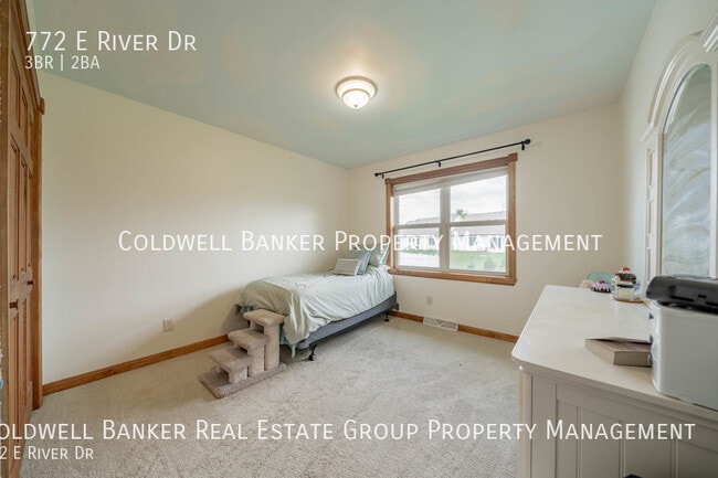 Building Photo - 772 E River Dr