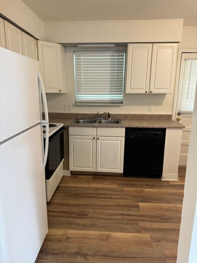 Building Photo - Two Bedroom Unit Available For Rent!