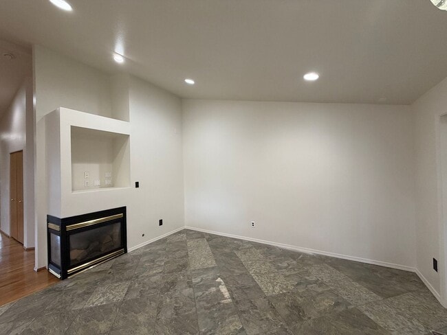 Building Photo - One Level, Golf Course Living- 3 bed + office, 2 bath