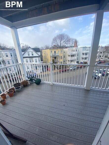 Building Photo - 28 Pond St