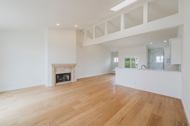 Building Photo - Beautiful Hermosa Beach Townhome Rental!