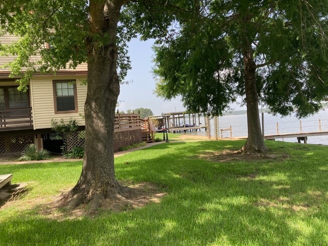 Building Photo - 554 Harbor Dr