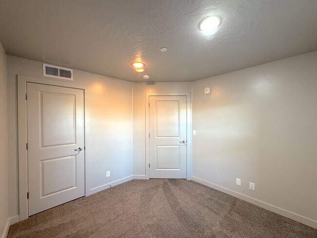 Building Photo - 2 bed, 1 bath Condo