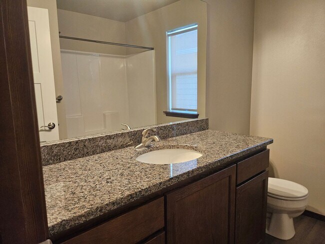 Building Photo - 3 Bedroom, 2.5 Bath House w/ fully fenced yard.