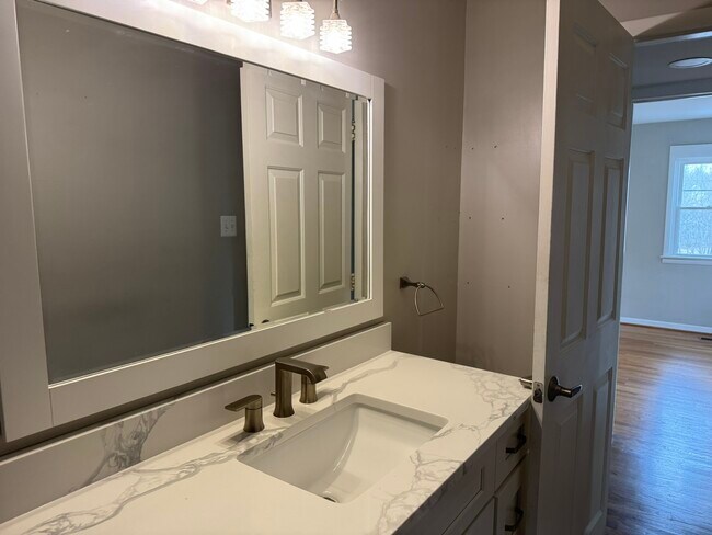 Building Photo - 10012 Ellis Rd