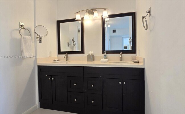 Building Photo - 3731 N Country Club Dr