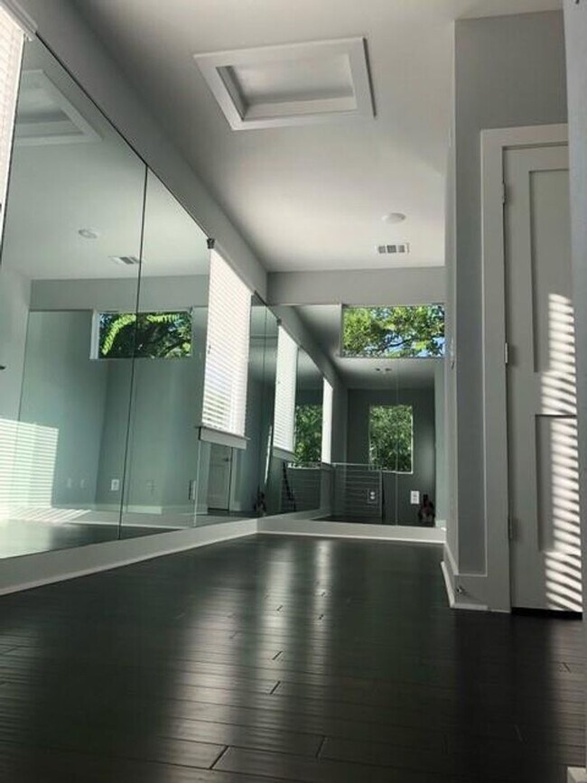 Building Photo - Modern 2 bed/2.5 bath Central Austin Home