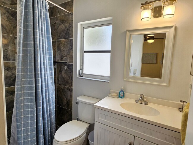 Building Photo - 426 Pineview Dr