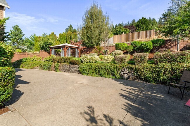 Building Photo - Stunning Large Home with 3 primary bedrooms + Tons of Amenities, Amazing Backyard !