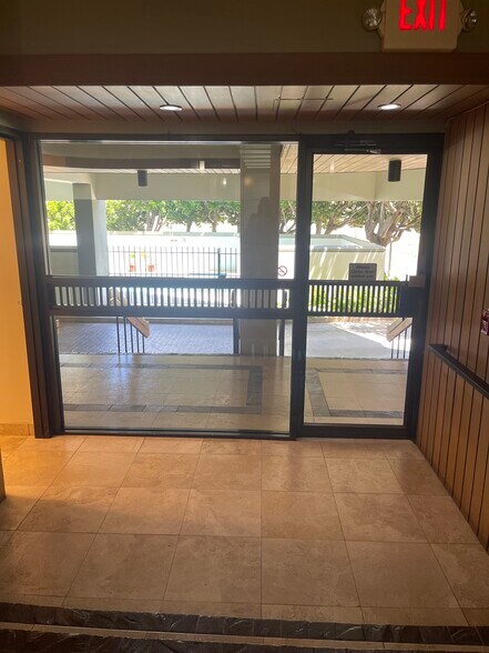 Building Photo - 2600 Pualani Way