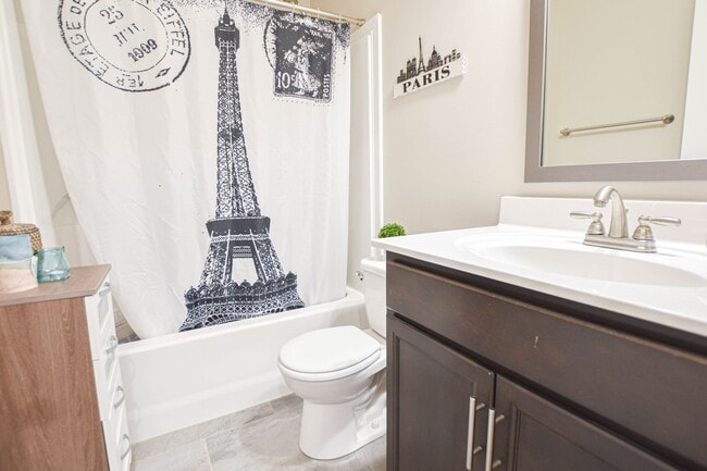 Building Photo - Pet Friendly Three Bedroom!