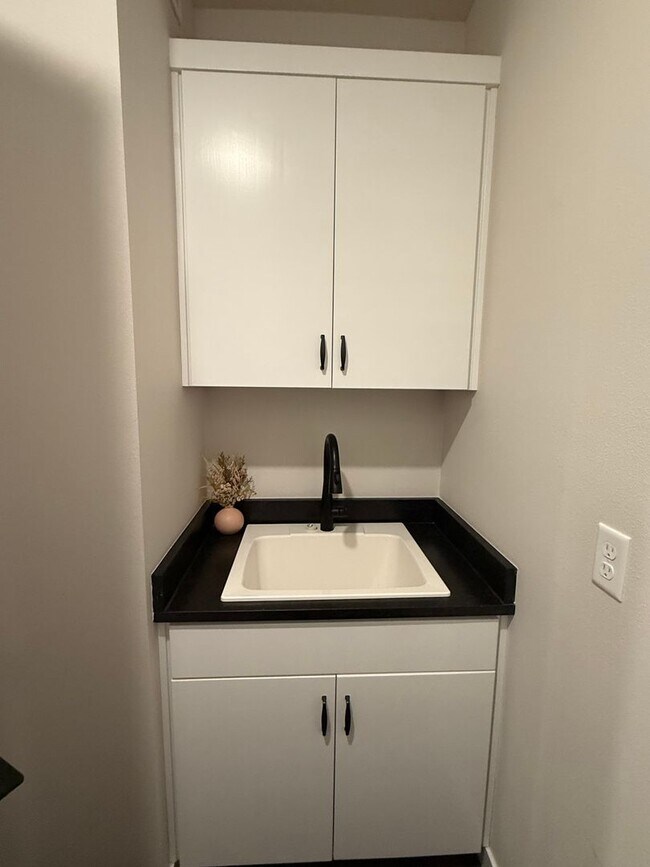Building Photo - Beautiful Home with lots of upgrades.... A...