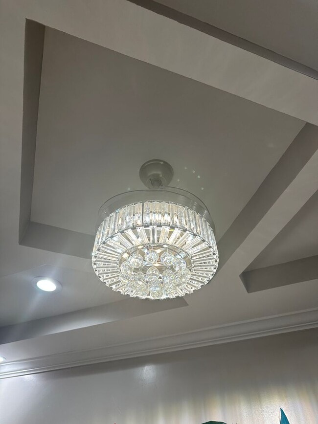 Building Photo - Fully Furnished! Spacious Rooms! Modern De...