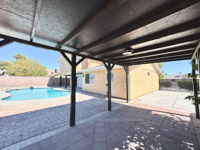 Building Photo - Spacious 4BD/3BA Pool Home with Dual Prima...