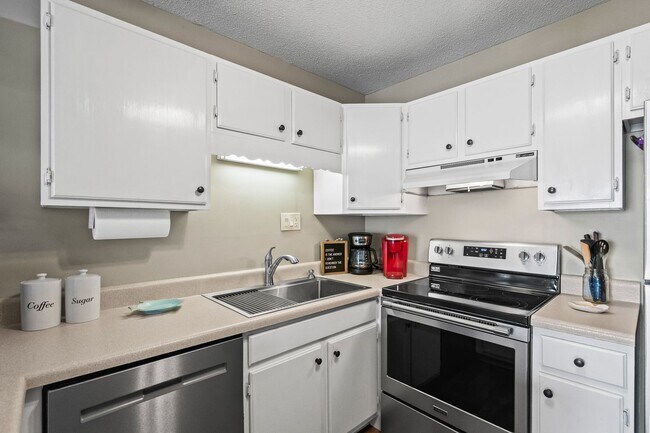 Building Photo - Close to the beach