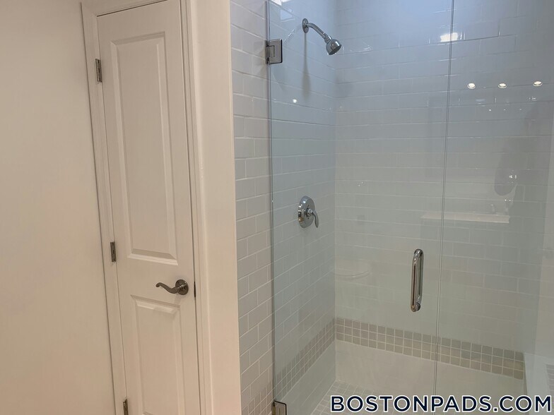 Building Photo - 154 Thornton St