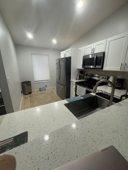 Building Photo - 5482 Lakewood Cir S