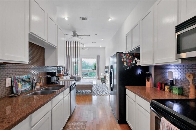 Building Photo - 2931 E 12th St