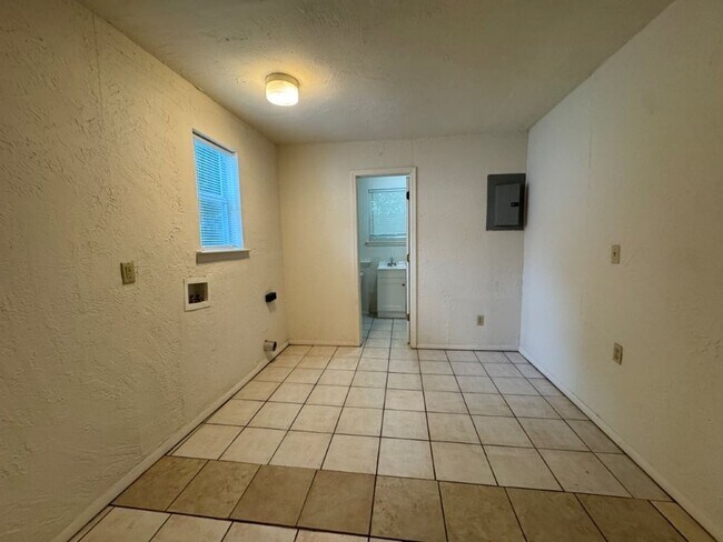 Building Photo - 4-bedroom garage conversion, cute and clea...