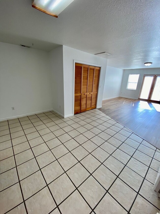 Building Photo - Candler - Two Bedroom updated apartment