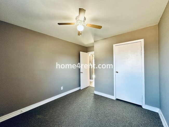 Building Photo - Two Bedroom Ranch Style Duplex Home in Grandview - Featuring Plenty of Natural Light, Fenced Yard...