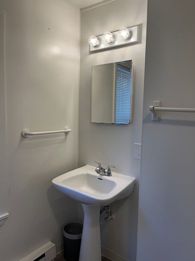 Building Photo - 3 Bedroom 1 Bath Home in Lancaster City - ...
