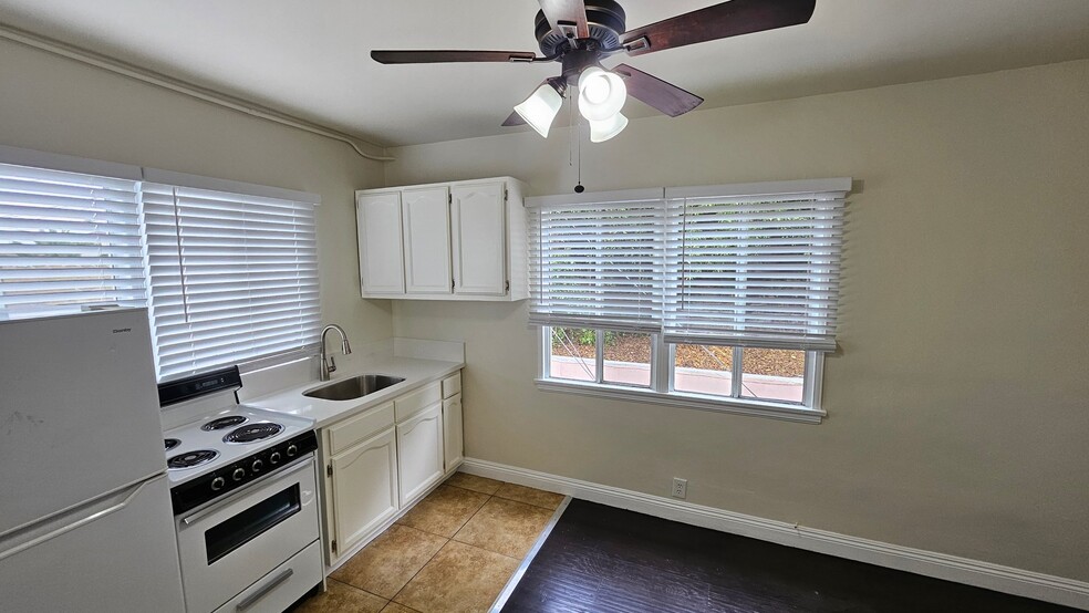 Building Photo - 527 Alexandria Ave