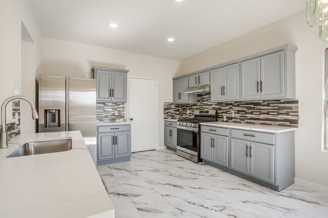 Building Photo - Spacious 4 Bed- 2.5 Bath Rental in the Des...