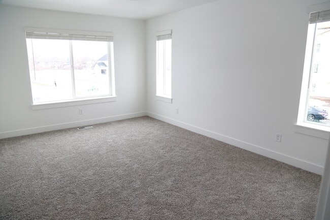 Building Photo - 181 E 550 N