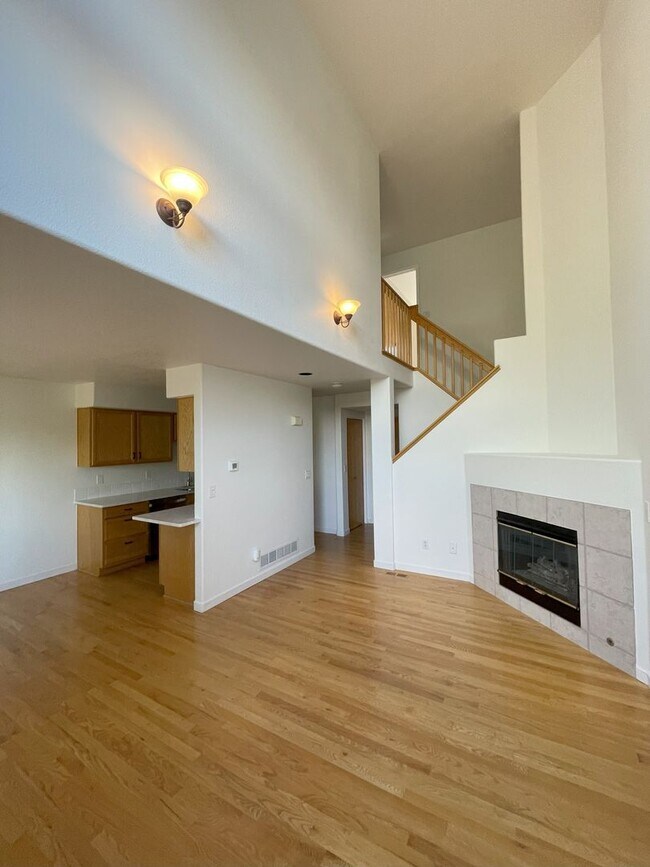 Building Photo - Beautiful 2 BED/3 BATH Louisville Townhome...
