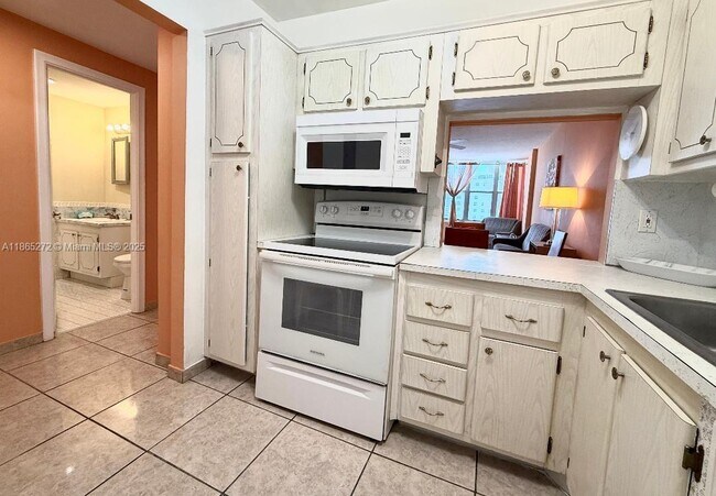 Building Photo - 1817 S Ocean Dr