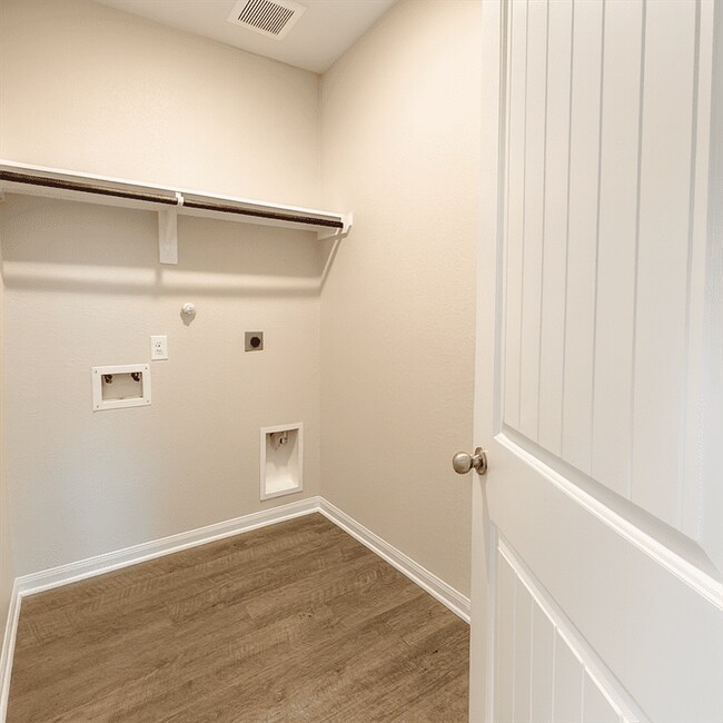 Building Photo - 2220 Cedar Vly Dr
