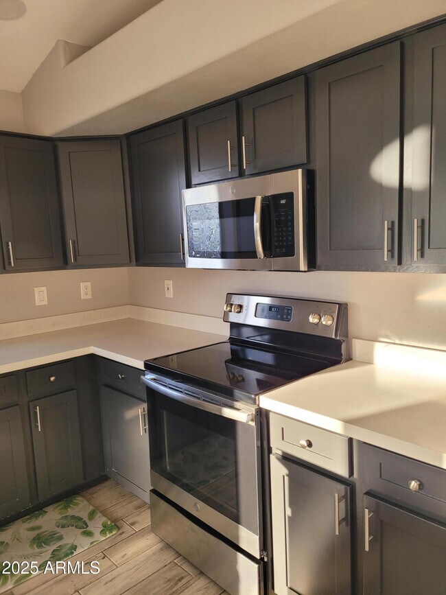 Building Photo - 2634 S Vineyard
