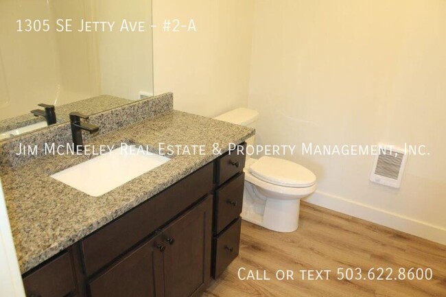 Building Photo - Upper level 2 bed/ 1 bath w/ 1 Assigned Pa...