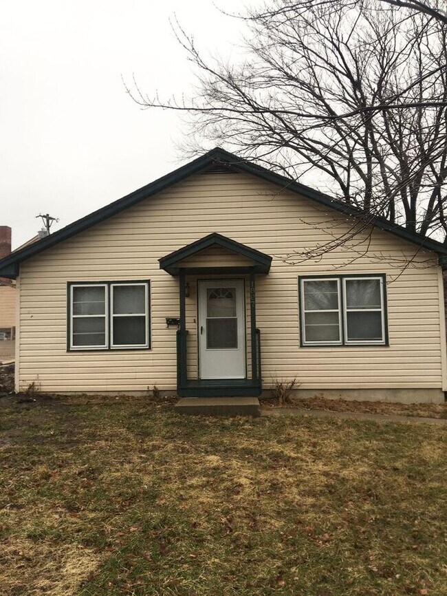 Primary Photo - 3 bedroom / 1 bath house for rent - $1100-...