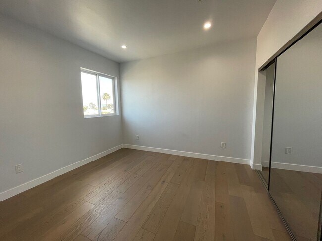 Building Photo - 2129
