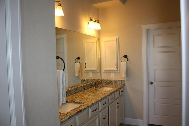 Building Photo - 393 Dayridge Dr