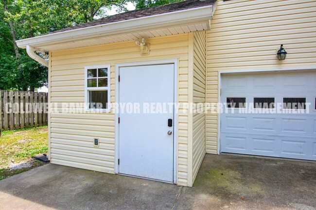 Building Photo - 1601 Bush Rd