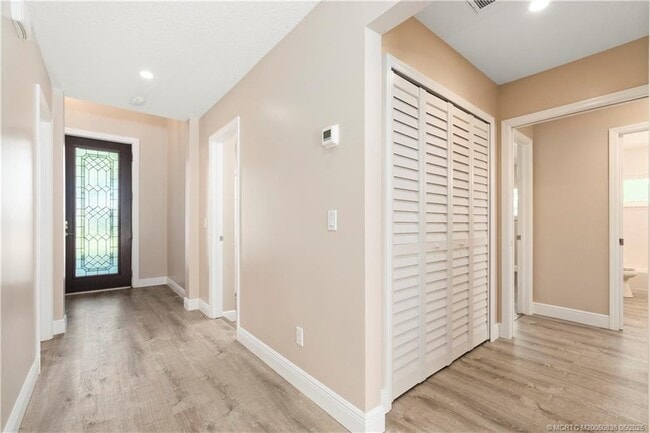 Building Photo - 4590 SE Glen Ridge Trail