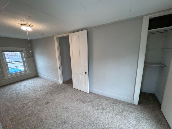 Building Photo - Charming New England 3 Bedroom Apartment, ...