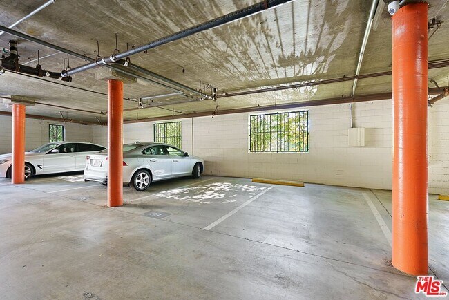 Building Photo - 906 N Doheny Dr