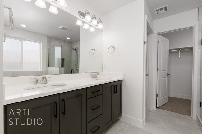 Building Photo - 3 Bedroom, 2.5 Bathroom Townhome in Auburn...