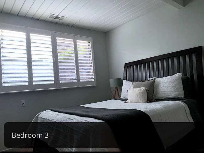 bedroom 2 with plantation shutters - 20 Arcangel Way