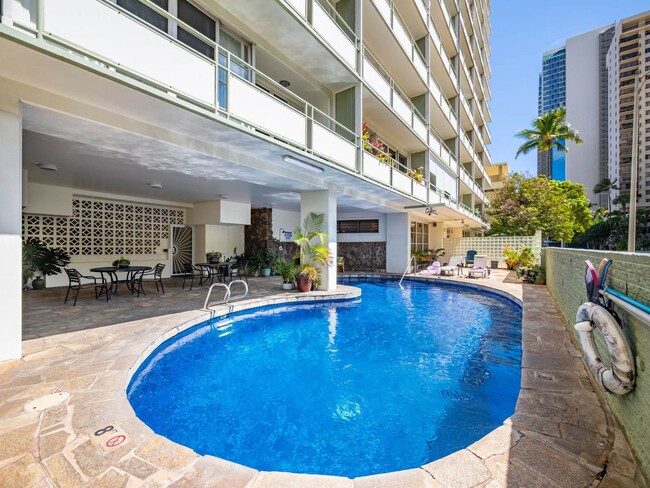 Building Photo - Stunning Fully Furnished 1 bedroom ALL utilities included!