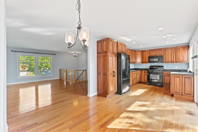 Building Photo - 147 Majestic Dr