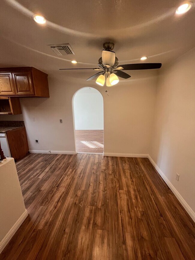 Building Photo - 5850 Cedarglen Dr