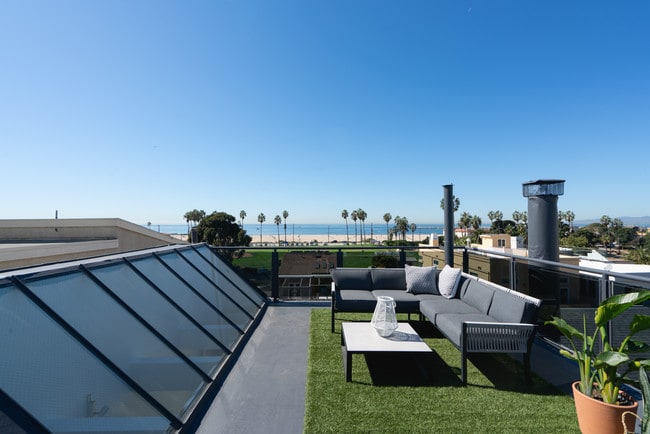Building Photo - 6672 Vista Del Mar