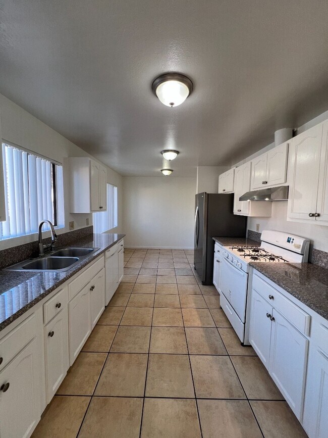 Building Photo - Light-Filled 4-Bed in San Pedro | Garage Parking, Utilities Included, Prime Location