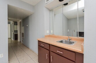 Building Photo - 9009 Richmond Ave