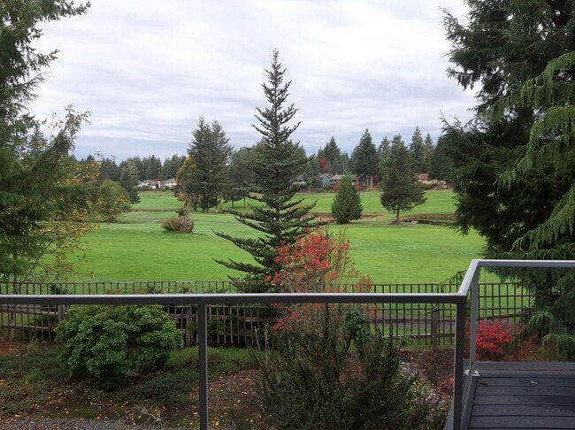 Building Photo - Golf course views, 3 bed 2 bath rambler!